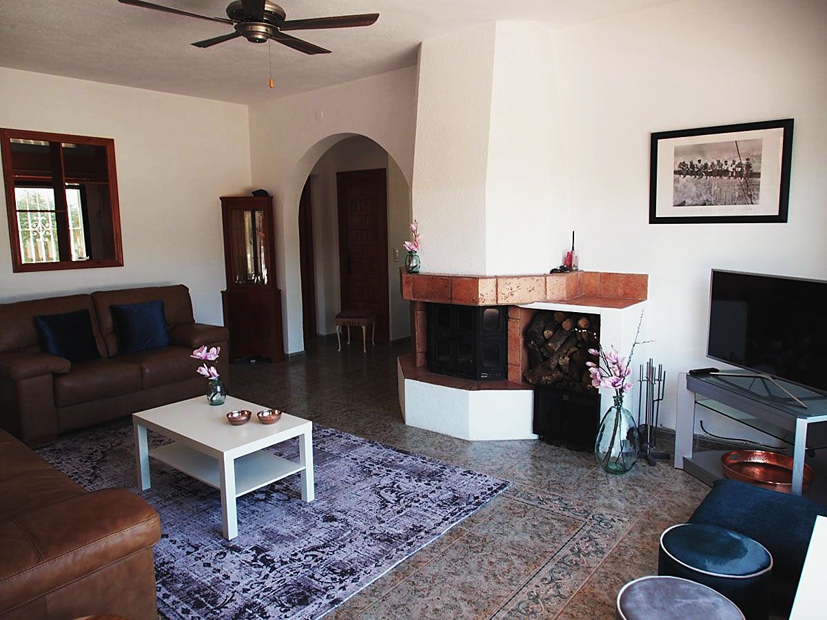 Woonkamer van Villa Catherina met open haard