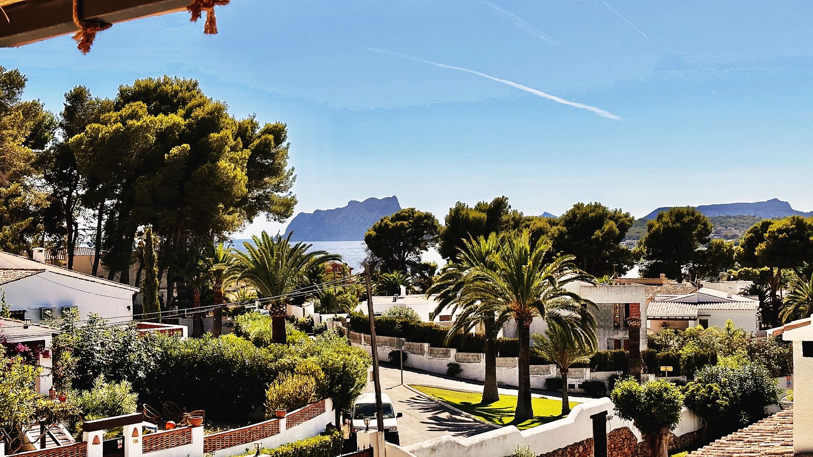 Uitzicht vanaf het dakterras van Villa Floris over Moraira naar zee