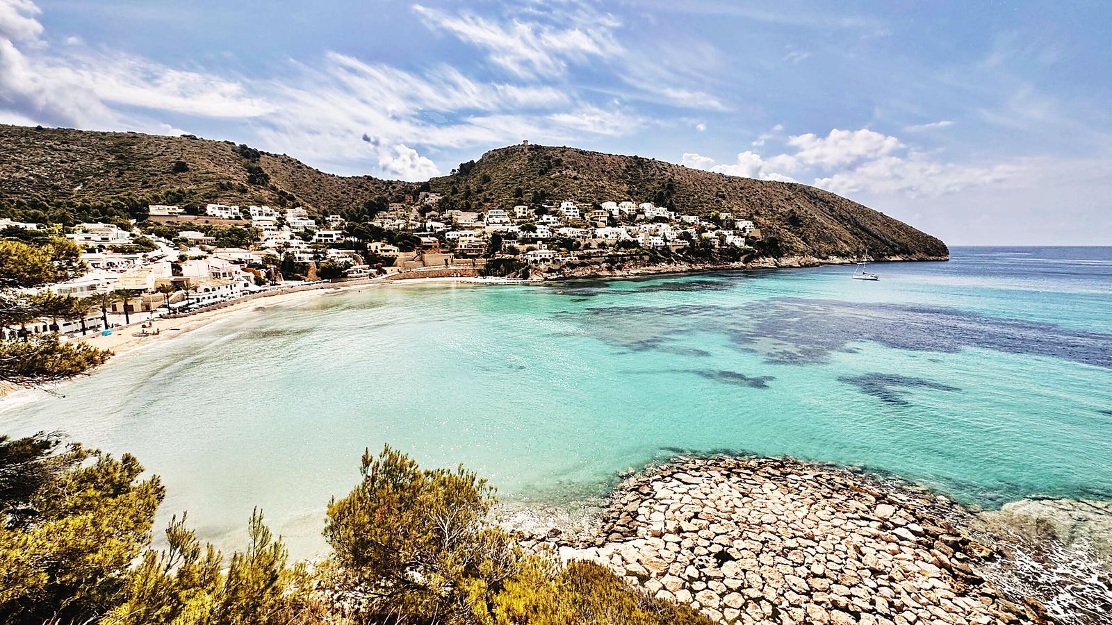 De baai van El Portet vanuit de lucht, het strand op 400 meter van de villa's