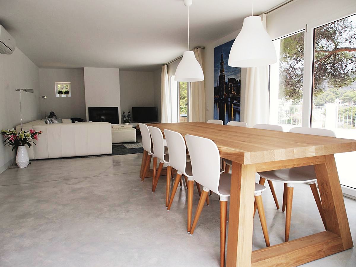 Lichte eethoek van Villa Renate met lange tafel